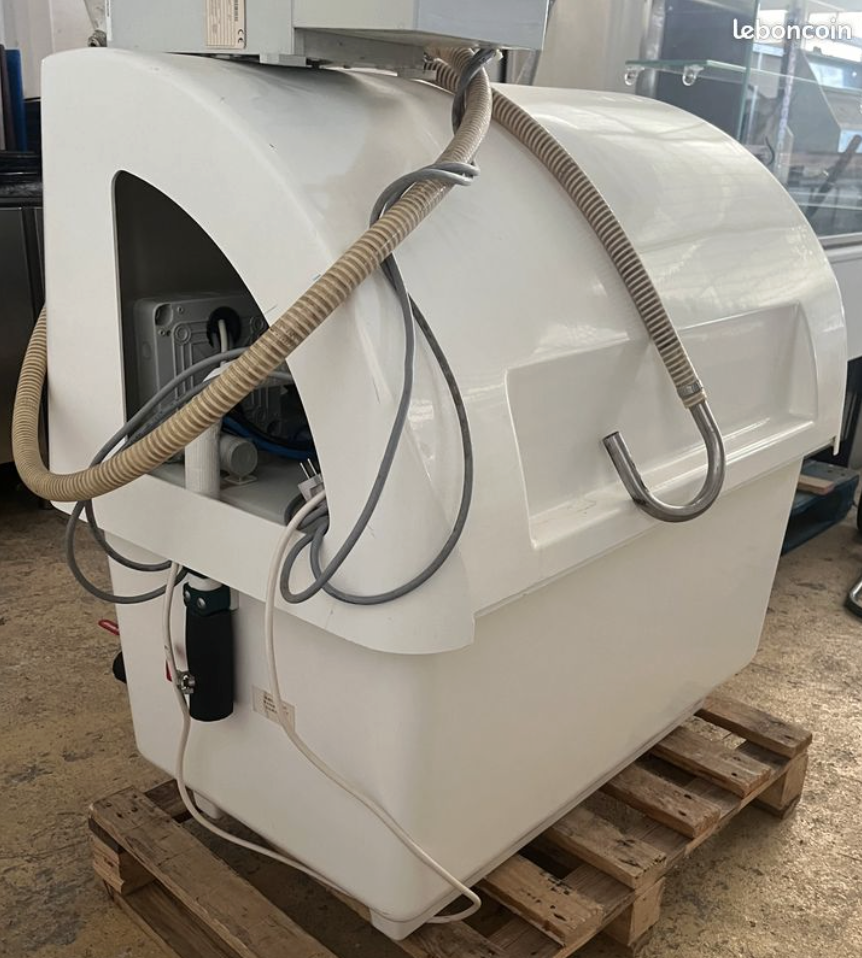 Refroidisseur d'eau avec pompe et doseur mélangeur